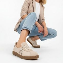 Trampki damskie Armodo, z łączonych materiałów ze skórą naturalną i zamszowymi wstawkami na cholewce sznurowana konstrukcja z metalicznymi paskami, b. Brązowe trampki i tenisówki damskie Armodo, z aplikacjami, z jeansu, bez zapięcia. Za 359.00 zł.