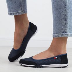 Granatowe ażurowe skórzane baleriny damskie T.Sokolski 600. Niebieskie balerinki damskie Sokolski, na jesień, w ażurowe wzory, ze skóry, klasyczne, bez obcasa, bez zapięcia. Za 159.00 zł.