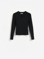 Sweter z domieszką wiskozy - czarny. Czarne swetry nierozpinane damskie Reserved, l, bez wzorów, z dzianiny, bez kołnierzyka, bez ramiączek. Za 109.99 zł.