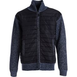 Czarno-Granatowa Bluza Ankona. Czarne bluzy męskie Born2be, na jesień, l, bez wzorów, z dzianiny, bez ramiączek, bez kaptura. Za 99.99 zł.