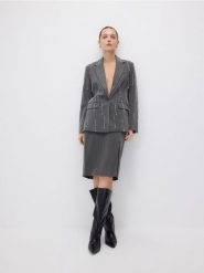 Marynarka z ozdobną aplikacją - jasnoszary. Szare marynarki i żakiety damskie Reserved, z aplikacjami, z tkaniny, bez kołnierzyka, bez ramiączek. Za 399.99 zł.