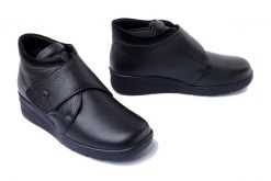 COMFORTABEL 990557-01 schwarz, botki damskie. Czarne botki damskie Comfortabel, na zimę, bez wzorów, bez obcasa, na koturnie, bez zapięcia. Za 464.90 zł.