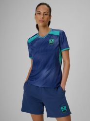 4F Koszulka piłkarska regular szybkoschnąca damska - denim S. Niebieskie koszulki sportowe damskie 4F, s, bez wzorów, z denimu, bez ramiączek, na fitness i siłownię. Za 119.99 zł.