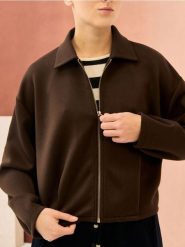 Bluza bomberka soft touch z domieszką wiskozy - brązowy. Brązowe bluzy damskie Sinsay, l, bez wzorów, z dzianiny, sportowe, bez ramiączek, bez kaptura. Za 59.99 zł.