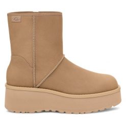 Botki Ugg. Brązowe botki damskie UGG, bez wzorów, bez obcasa, na koturnie, bez zapięcia. Za 749.99 zł.