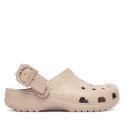 Klapki Crocs. Brązowe klapki damskie Crocs, bez wzorów, bez obcasa, bez zapięcia. Za 259.99 zł.