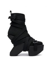 United Nude Botki Boulder Bond Boot 1102201117 Czarny. Czarne botki damskie United Nude, bez wzorów, z materiału, bez obcasa, na słupku, bez zapięcia. Za 1,889.00 zł.