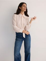 Koszula z ozdobnym wiązaniem - różowy. Czerwone koszule damskie Reserved, l, bez wzorów, z lyocellu, bez kołnierzyka, bez ramiączek. W wyprzedaży za 89.99 zł.