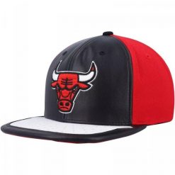 Czapka z daszkiem unisex koszykarska Mitchell & Ness Chicago Bulls. Czarne czapki damskie Mitchell & Ness, bez wzorów, z materiału. Za 179.00 zł.