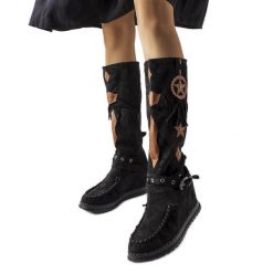 Inna Czarne kozaki w stylu boho Putignano. Czarne kozaki damskie na zimę, bez wzorów, z tworzywa sztucznego, z okrągłym noskiem, bez obcasa, na koturnie, bez zapięcia. Za 74.48 zł.