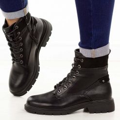 Czarne botki damskie M.Daszyński 2501-3. Czarne botki damskie M.Daszyński, na jesień, bez wzorów, z jeansu, z okrągłym noskiem, bez obcasa, na obcasie, bez zapięcia. W wyprzedaży za 159.20 zł.