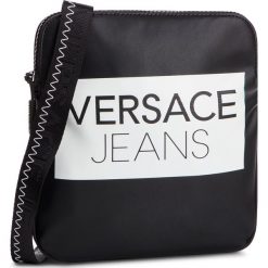 Saszetka VERSACE JEANS - E1YTBB47 71118 899. Czarne saszetki i nerki męskie Versace Jeans, bez wzorów, z jeansu. W wyprzedaży za 259.00 zł.