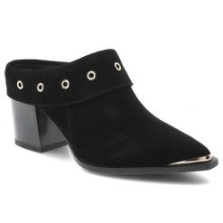 Klapki damskie S.Barski, typu mule na stabilnym obcasie z ozdobnym paskiem z metalowymi oczkami i subtelnym metalicznym akcentem przy nosku, czarne,. Czarne klapki damskie S.BARSKI, bez wzorów, bez obcasa, na obcasie, bez zapięcia. Za 323.90 zł.