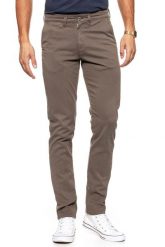 WRANGLER SPODNIE MĘSKIE CHINO TEAK W16LRN455 112127320. Brązowe eleganckie spodnie męskie Wrangler, bez wzorów, z materiału. W wyprzedaży za 89.99 zł.