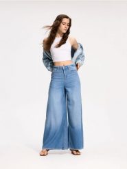 Jeansy wide leg - niebieski. Niebieskie jeansy damskie Reserved, bez wzorów, z bawełny. Za 149.99 zł.