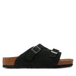 Klapki Birkenstock. Czarne klapki damskie Birkenstock, bez wzorów, bez obcasa, bez zapięcia. Za 599.99 zł.