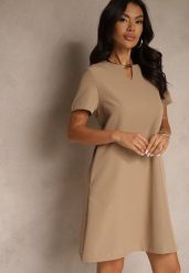 Ciemnobeżowa Trapezowa Sukienka Mini z Krótkim Rękawem i Kieszeniami Vrea. Brązowe sukienki damskie Renee, na spotkanie biznesowe, l, bez wzorów, eleganckie, bez kołnierzyka, bez ramiączek, mini, trapezowe. Za 79.99 zł.