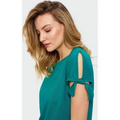 Top z wiązaniami na rękawach. Topy damskie Greenpoint, bez wzorów, z bawełny, bez kołnierzyka, bez ramiączek. Za 29.99 zł.