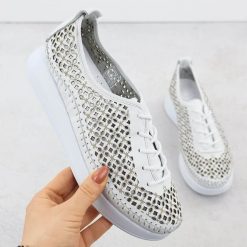 Skórzane półbuty damskie ażurowe na platformie białe T.Sokolski 0714. Białe półbuty damskie T.Sokolski, w ażurowe wzory, ze skóry, eleganckie, bez obcasa, na platformie, bez zapięcia. Za 219.99 zł.