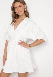 Biała Rozkloszowana Sukienka z Rękawami Nietoperz z Tłoczeniem Darinel. Białe sukienki damskie Born2be, na co dzień, l, bez wzorów, z jeansu, klasyczne, bez kołnierzyka, bez ramiączek, mini, rozkloszowane. Za 139.99 zł.