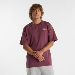 Koszulka męska New Balance MT51962FDP – bordowa. Czerwone koszulki sportowe męskie New Balance, m, bez wzorów, z bawełny, bez ramiączek. Za 129.99 zł.