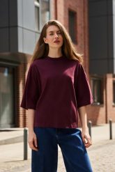 T-shirt oversize burgundowy. Czerwone t-shirty damskie MOODO, s, bez wzorów, z bawełny, bez kołnierzyka, bez ramiączek. Za 54.99 zł.