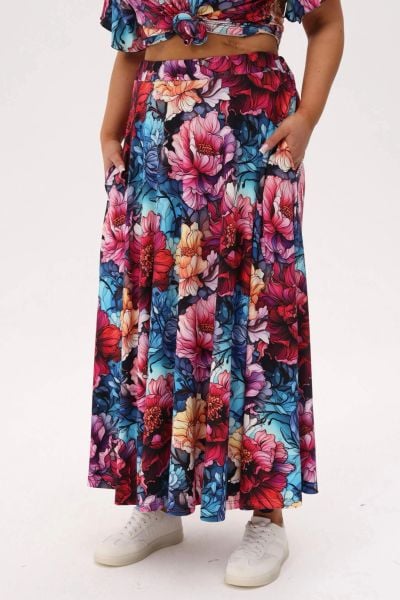 Rozkloszowana spódnica Solea MIDI w print piwonii PLUS SIZE XXL OVERSIZE. Spódnice damskie Moda Size Plus Iwanek, na co dzień, l, bez wzorów, z bawełny, eleganckie, plus size, midi, oversize. W wyprzedaży za 229.90 zł.