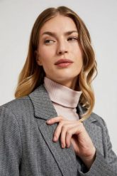 Jednorzędowa elegancka marynarka z długimi rękawami szara. Szare marynarki i żakiety damskie MOODO, bez wzorów, z elastanu, eleganckie, bez kołnierzyka, bez ramiączek. W wyprzedaży za 99.99 zł.