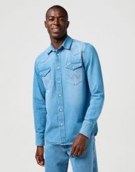 MESKA KOSZULA JEANSOWA WRANGLER WESTERN SHIRT MID LIGHT WASH 112362744. Koszule męskie Wrangler, l, bez wzorów, z jeansu, bez kołnierzyka, bez ramiączek. Za 169.99 zł.