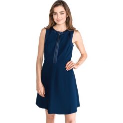 Armani Exchange Sukienka Niebieski. Niebieskie sukienki damskie Armani Exchange, l, bez wzorów, z elastanu, bez kołnierzyka, bez ramiączek. Za 852.95 zł.