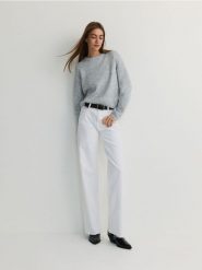 Sweter z metalizowaną nitką - jasnoszary. Szare swetry nierozpinane damskie Reserved, l, bez wzorów, z dzianiny, bez kołnierzyka, bez ramiączek. W wyprzedaży za 59.99 zł.