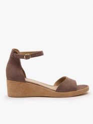 Szare sandały na koturnie. Szare sandały damskie Ryłko, bez wzorów, ze skóry, z okrągłym noskiem, bez obcasa, na koturnie, bez zapięcia. Za 399.99 zł.