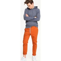 SPODNIE DŁUGIE MĘSKIE CHINOSY. Czerwone eleganckie spodnie męskie TOP SECRET, bez wzorów, z bawełny. W wyprzedaży za 49.99 zł.