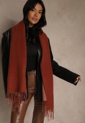 Bordowy Szalik z Bawełny i Wiskozy o Klasycznym Fasonie z Frędzlami Vetirosa. Czerwone szaliki damskie Renee, bez wzorów, z bawełny. Za 39.99 zł.