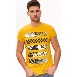 T-SHIRT Z NADRUKIEM. Żółte t-shirty męskie TOP SECRET, l, bez wzorów, z bawełny, bez kołnierzyka, bez ramiączek. W wyprzedaży za 29.99 zł.