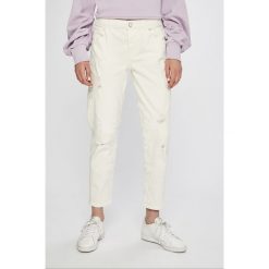 Guess Jeans - Jeansy Vanille. Białe jeansy damskie Guess Jeans, z aplikacjami, z bawełny. W wyprzedaży za 229.90 zł.