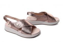 Caprice 9-28707-46 36A taupe met. deer, sandały damskie. Sandały damskie Caprice, bez wzorów, bez obcasa, bez zapięcia. Za 369.90 zł.