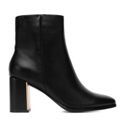 Botki DeeZee. Czarne botki damskie DeeZee, bez wzorów, bez obcasa, na słupku, bez zapięcia. Za 229.99 zł.