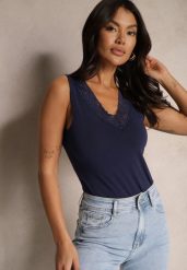 Granatowy Top z Bawełny z Koronkową Wstawką Arivara. Niebieskie topy damskie Renee, l, z aplikacjami, z bawełny, eleganckie, bez kołnierzyka, bez ramiączek. Za 14.99 zł.