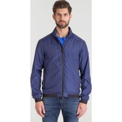 Granatowa męska bomberka Emporio Armani we wzór. Niebieskie kurtki męskie Emporio Armani, na lato, m, z aplikacjami, bez kaptura. Za 515.60 zł.