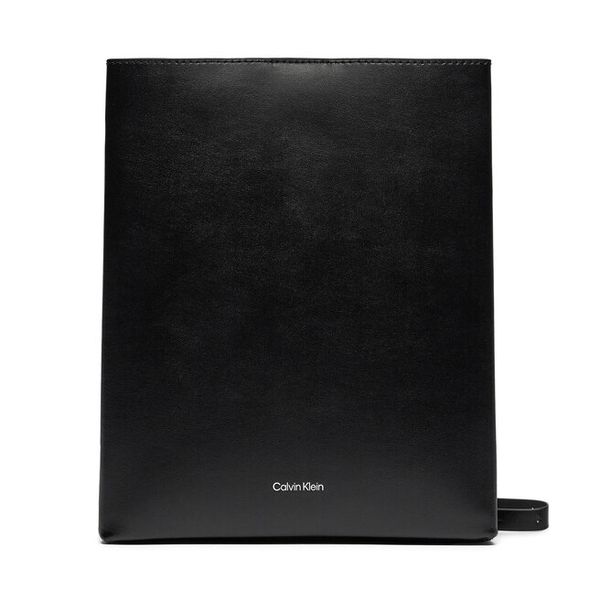 Torebka Calvin Klein. Czarne listonoszki damskie Calvin Klein, bez wzorów, bez dodatków. Za 479.99 zł.