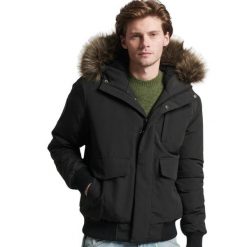 Kurtka z kapturem Superdry Everest. Czarne kurtki męskie Superdry, m, bez wzorów, z puchu, z kapturem. W wyprzedaży za 747.15 zł.