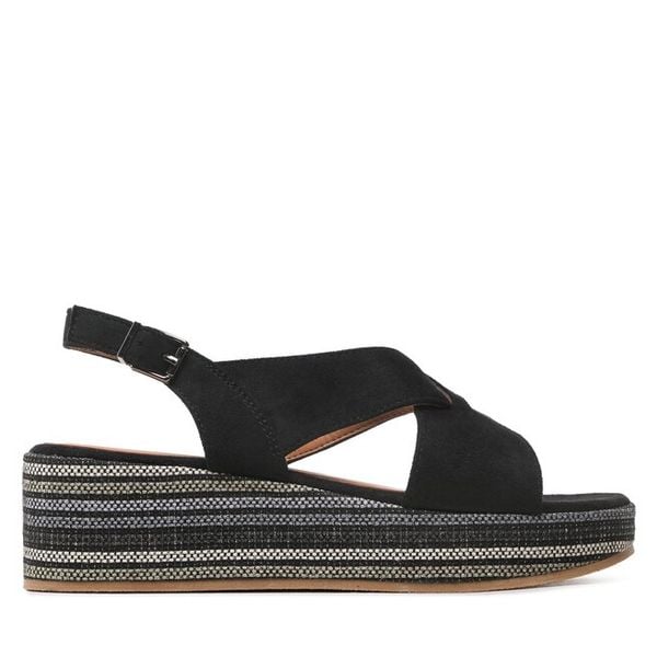 Sandały Clara Barson. Czarne sandały damskie Clara Barson, bez wzorów, bez obcasa, na płaskiej podeszwie, bez zapięcia. Za 129.99 zł.