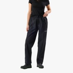 Spodnie przeciwdeszczowe damskie Swedemount Orust Rain Pants wodoodporne. Czarne spodnie sportowe damskie SWEDEMOUNT, na lato, bez wzorów, z tkaniny, sportowe, trekkingowe. Za 199.99 zł.