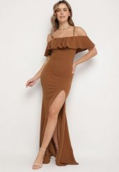 Brązowa Sukienka z Odkrytymi Ramionami i Rozcięciem Zdobiona Falbanką Maranitia. Brązowe sukienki damskie Born2be, na co dzień, m, z aplikacjami, eleganckie, bez kołnierzyka, bez ramiączek, maxi, kopertowe. Za 119.99 zł.
