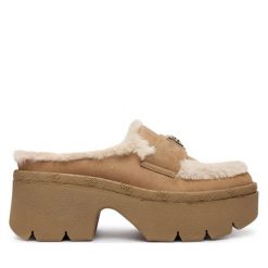 Klapki Guess. Brązowe klapki damskie Guess, z aplikacjami, bez obcasa, bez zapięcia. Za 509.99 zł.
