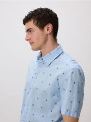 Wzorzysta koszula regular fit - jasnoniebieski. Niebieskie koszule męskie Reserved, l, bez wzorów, z bawełny, bez kołnierzyka, bez ramiączek. W wyprzedaży za 59.99 zł.