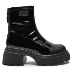 Botki GOE. Czarne botki damskie GOE, bez wzorów, bez obcasa, na słupku, bez zapięcia. Za 419.99 zł.