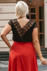 Bluzka wieczorowa elegancka z ozdobną koronką ADELINA czarna. Czarne bluzki damskie KARKO, plus size, bez wzorów, z jeansu, eleganckie, bez kołnierzyka, plus size, bez ramiączek. Za 79.50 zł.