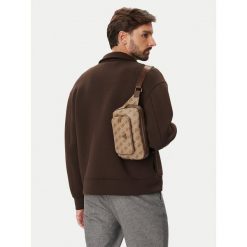 Nerka Guess. Brązowe saszetki i nerki męskie Guess, z aplikacjami. Za 327.99 zł.